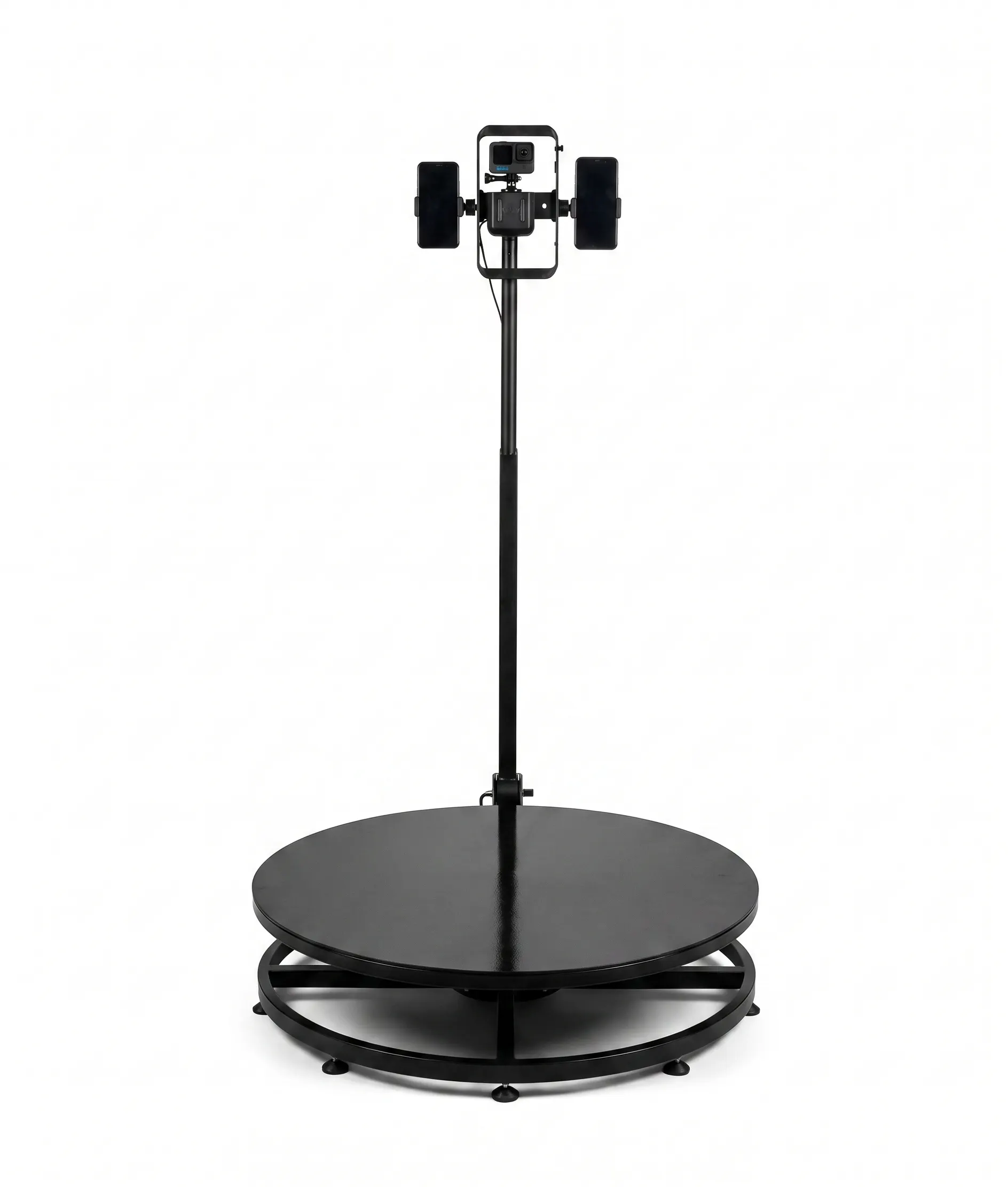 Concierto con luces de escenario y siluetas del p�blico, met�fora de v�deo 360 y redes.