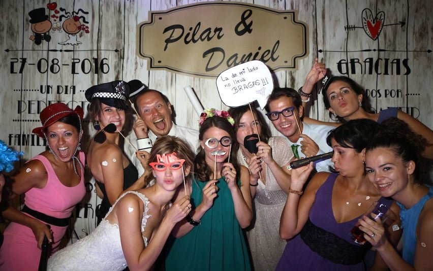 Fotomatón para bodas con invitados divirtiéndose